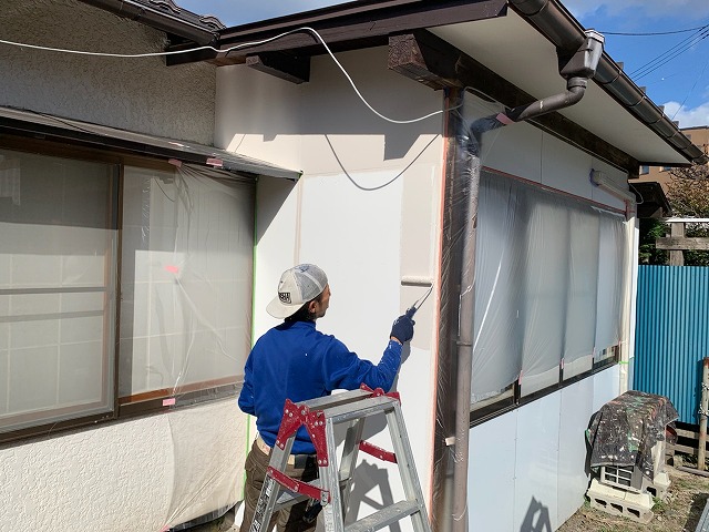 今日の一コマ。福島市大森で外壁修繕後の塗装補修作業中