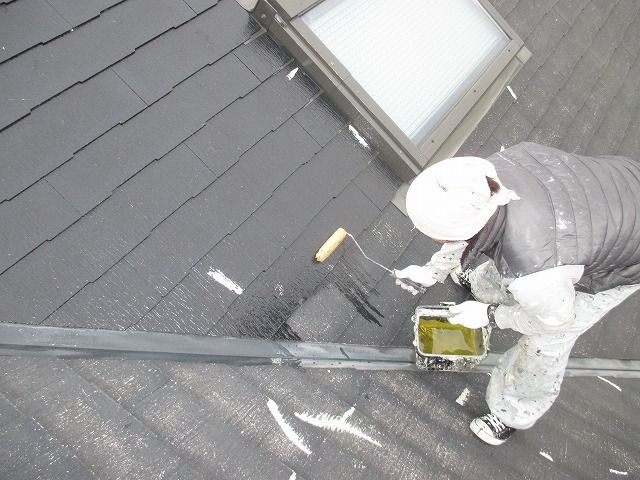 福島市で営業中の病院でいよいよコロニアル屋根の塗装工事が始まりました