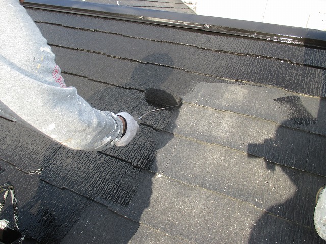 福島市の病院外部塗装工事中、コロニアル屋根シリコン塗装中塗り中