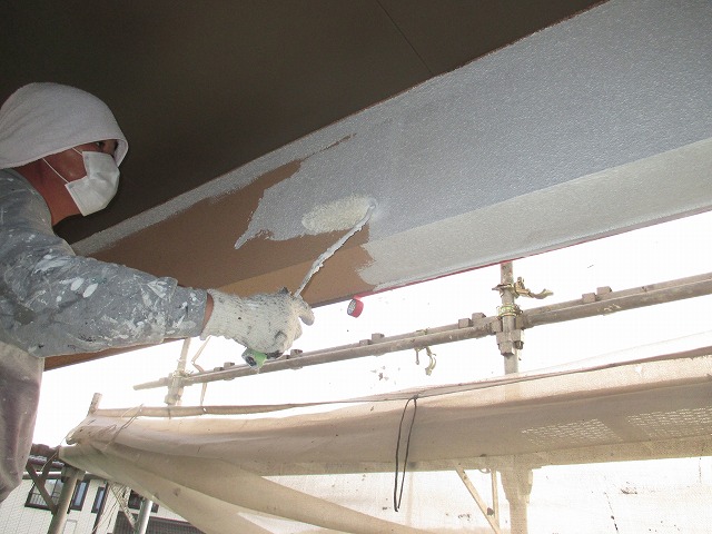 福島市の病院塗装工事で、軒天塗装、外壁下塗りに工事が進みました