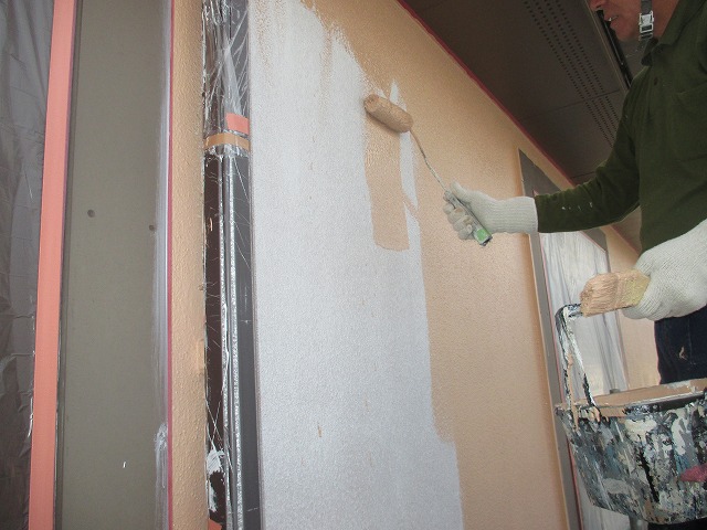 福島市の病院外壁塗装、下塗りから中塗りをシリコン塗料で施工中