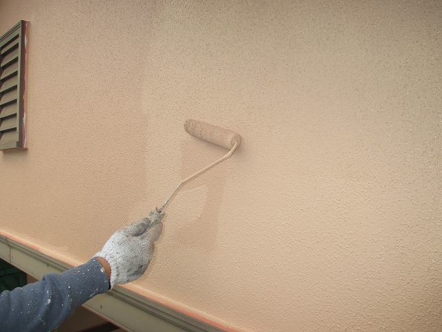 福島市の病院全塗装で外壁塗装の上塗りをシリコン塗装で完了です