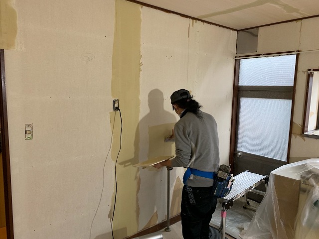 伊達市月舘町で内部塗装工事の下地処理作業が始まりました
