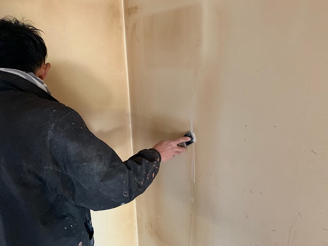 福島市北沢又のアパートで汚れた内壁の下地処理作業開始