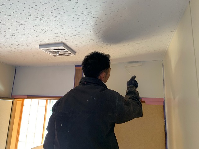 福島市泉のアパート内部塗装工事は仕上げ塗装に入りました