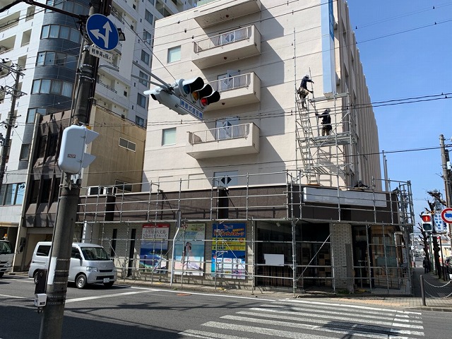 福島市中町のビルで外部の塗装作業などが終わり足場解体