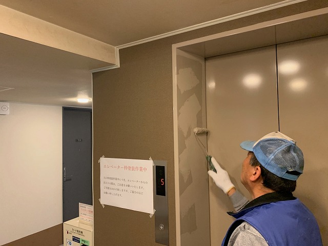 福島市内ビルのエレベーターの出入り口枠の塗り替え作業