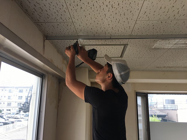 福島市の貸店舗の改修工事で、ジプトン天井塗装工事の為の金具外し