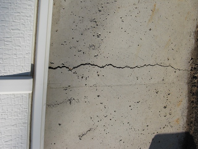 福島市の学校で、地震によるひび割れと雨漏りがおき補修します