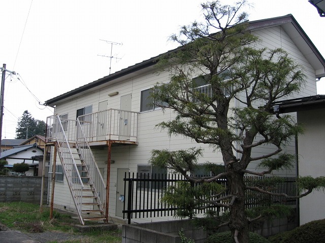 福島市太平寺の２階建てアパートで外壁や鉄骨階段塗装の現調