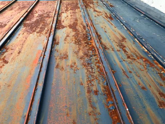 岐阜市で瓦棒屋根の青い塗膜がサビてボロボロに剥がれた現場