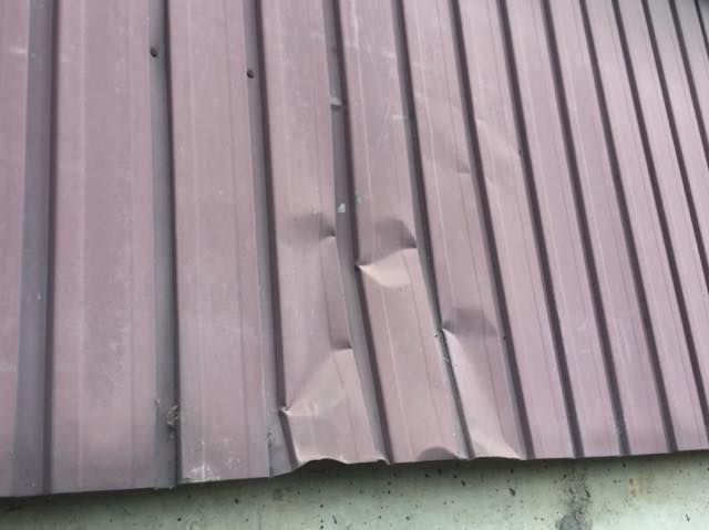 揖斐郡池田町の板金壁の凹みと大波スレートの劣化と瓦の破損